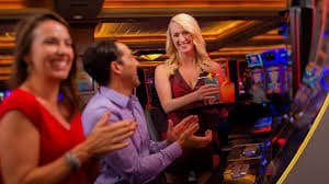 Layar aplikasi bv2shop menampilkan meja live dealer dan menu navigasi utama